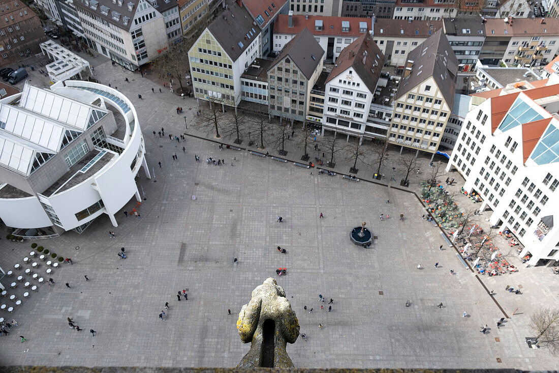 Blick vom Ulmer Münster auf das Stadthaus von Richard Meier und den Marktplatz, Ulm, Donau, Schwäbische Alb, Baden-Württemberg, Deutschland