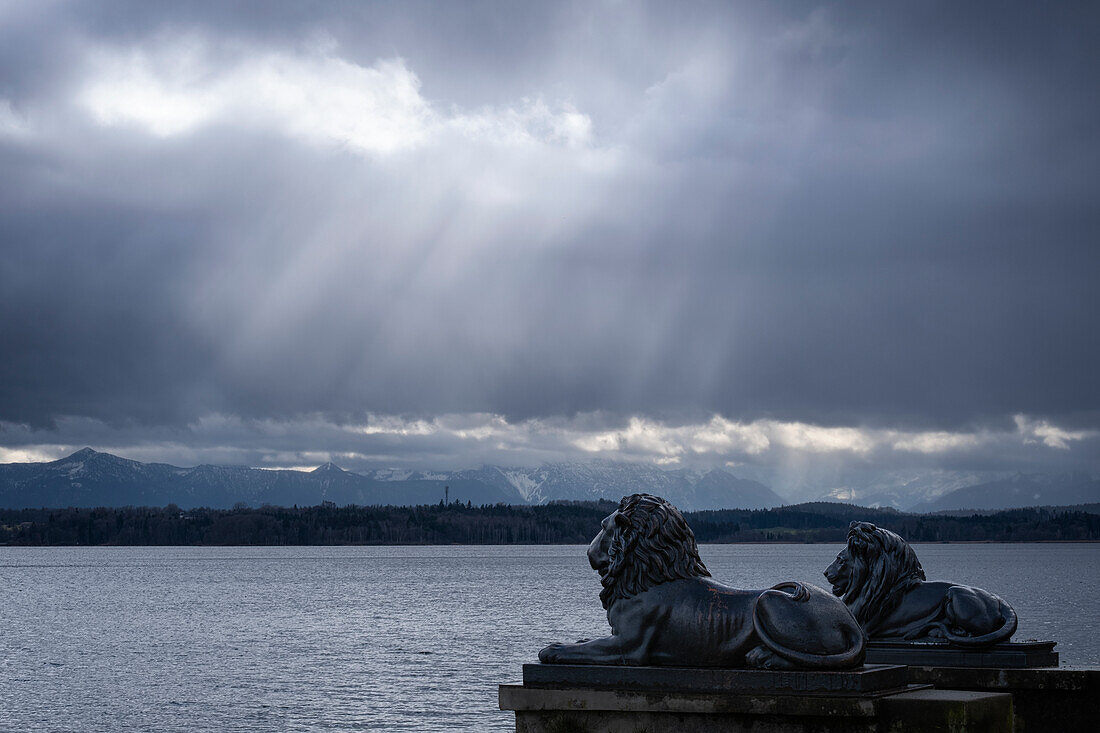 Tutzinger Löwen den Starnberger See überblickend, Tutzing, Bayern, Deutschland, Europa