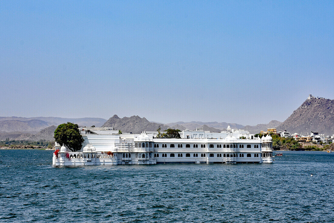 India, Udaipur, Radjastan, Lake Pichola, with the Palace Hotel, 5 stars, also where James Bond was filmed, films