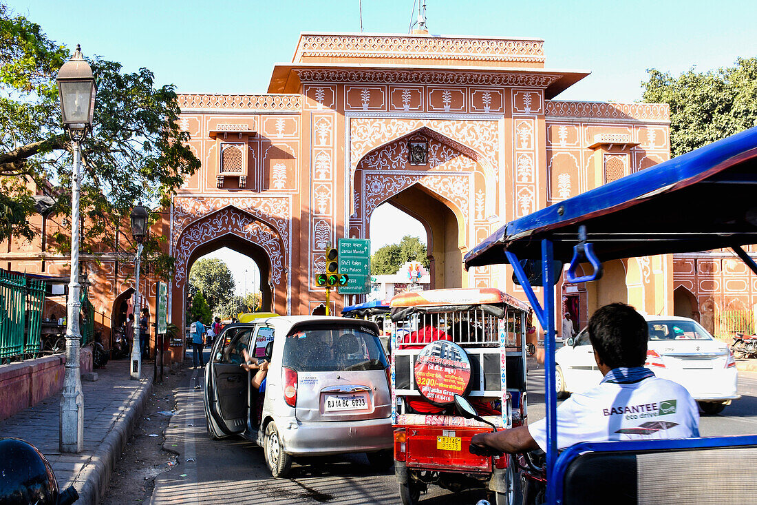 Jaipur, Radjastan, the Pink City and one of the 6 entrance gates to the old town