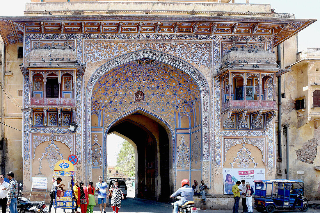 Altes Stadttor am Ausgang zum Stadtpalast, Altstadt, Jaipur, Rajasthan, Indien