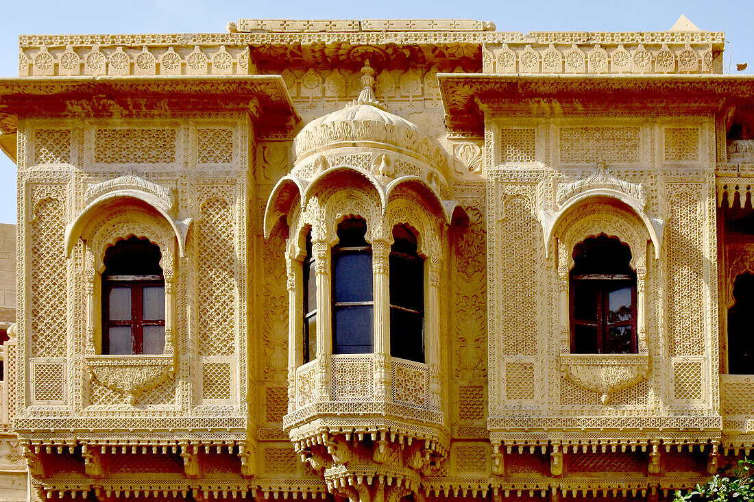 Hausfassaden mit Haveli Steinmetzarbeiten, Altstadt, Jaisalmer, Wüste Thar, Rajasthan, Indien