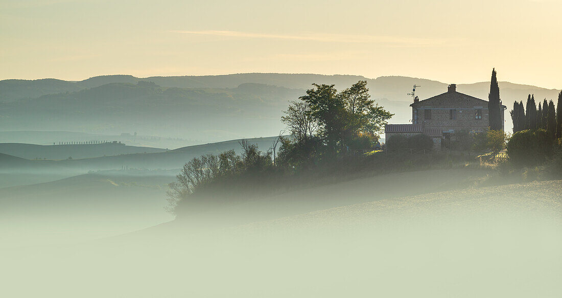 Country estate near Pienza in the morning mist, Tuscany, Italy