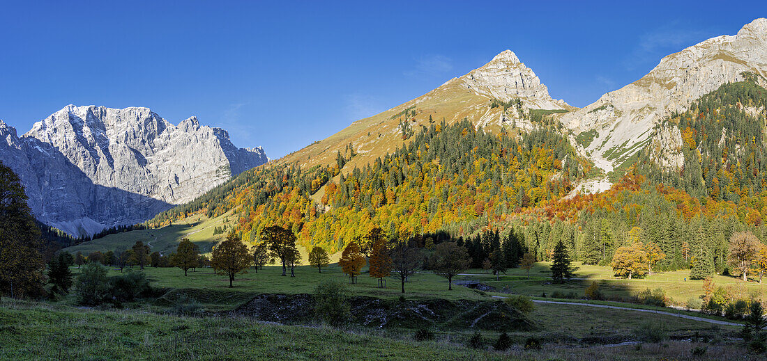 Morgens auf dem Weg zur Engalm, Eng, Hinterriß, Karwendel, Tirol, Österreich   