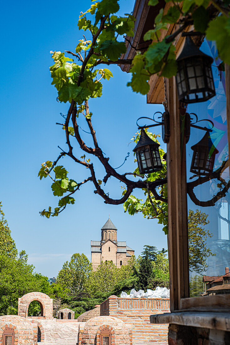 Blick auf die Metechi-Kathedrale vom Bereich der Schwefelbäder mit ihren Kuppeln und Weinreben, Tiflis, Georgien, Europa