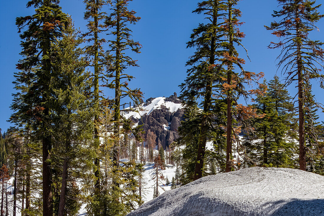 Lassen-Volcanic-Nationalpark im Frühling mit riesigen Schneemengen, Kalifornien, USA