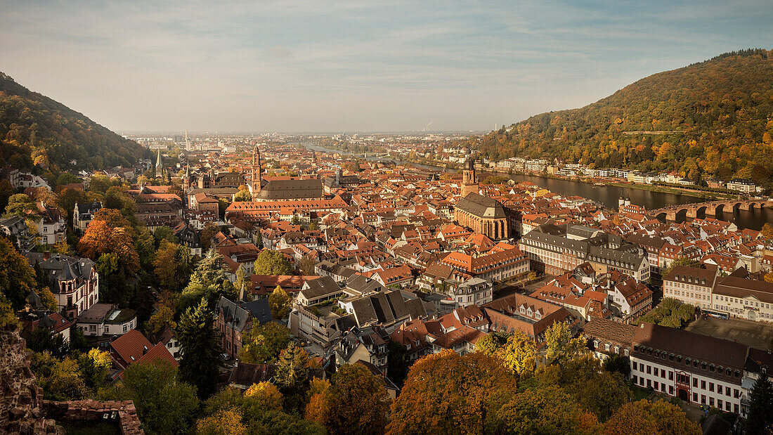 View from the &quot;Dicker Turm&quot; of the ruins of Heidelberg Castle on the old town with the Neckar (river), Heidelberg, Baden-Württemberg, Germany, Europe