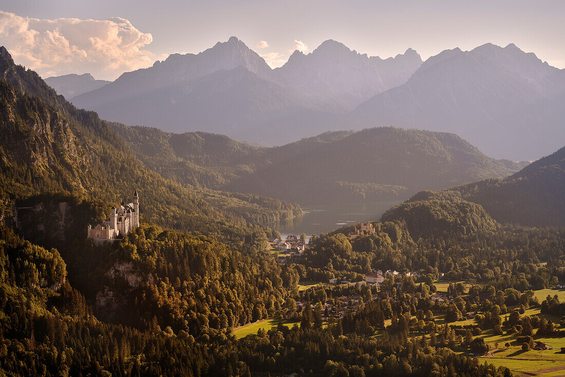 Blick von Hornburg auf das Schloss Neuschwanstein mit Alpsee, Hohenschwangau bei Füssen, Ostallgäu, Bayern, Deutschland, Alpen, Europa