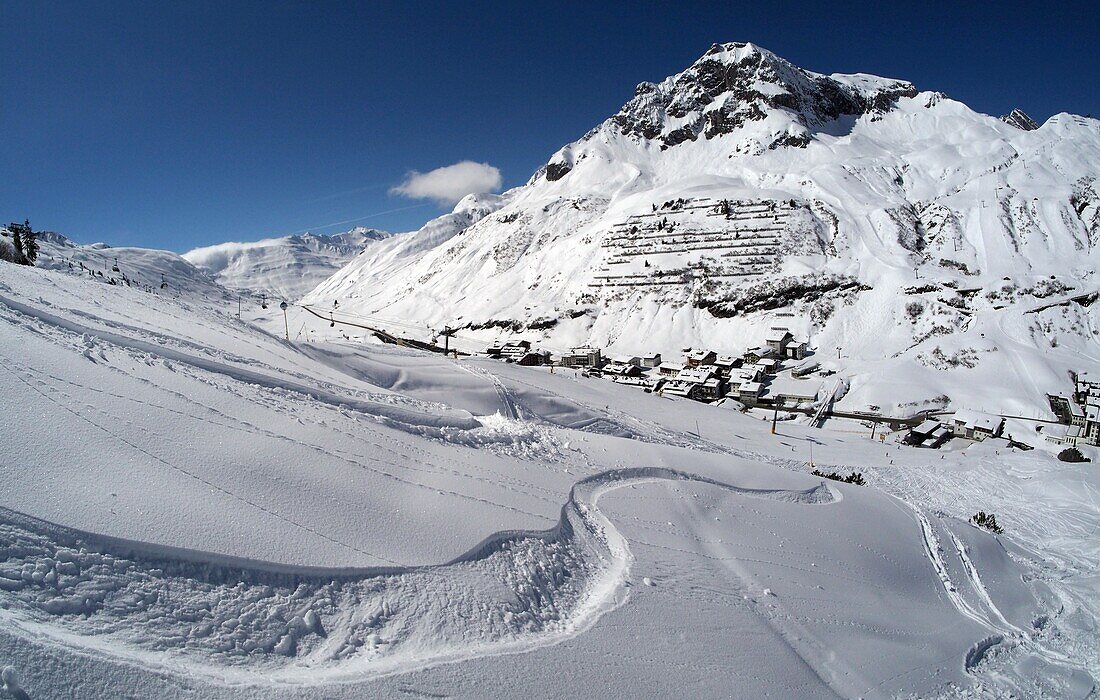 Skigebiet über Zürs am Arlberg, Winter im Vorarlberg, Österreich