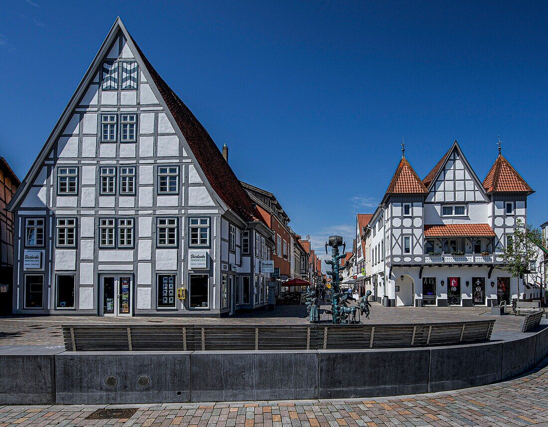 Am Ostertor in Lemgo: Kanzlerbrunnen von Bonifatius Stirnberg (1977), Fachwerkhäuser an der Einmündung der Mittelstraße, Altstadt von Lemgo, Nordrhein-Westfalen, Deutschland