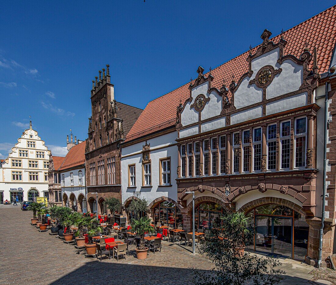 Gastronomie vor dem historischen Rathaus von Lemgo, im Hintergrund ein Steingiebelhaus in der Mittelstraße, Lemgo, Nordrhein-Westfalen, Deutschland