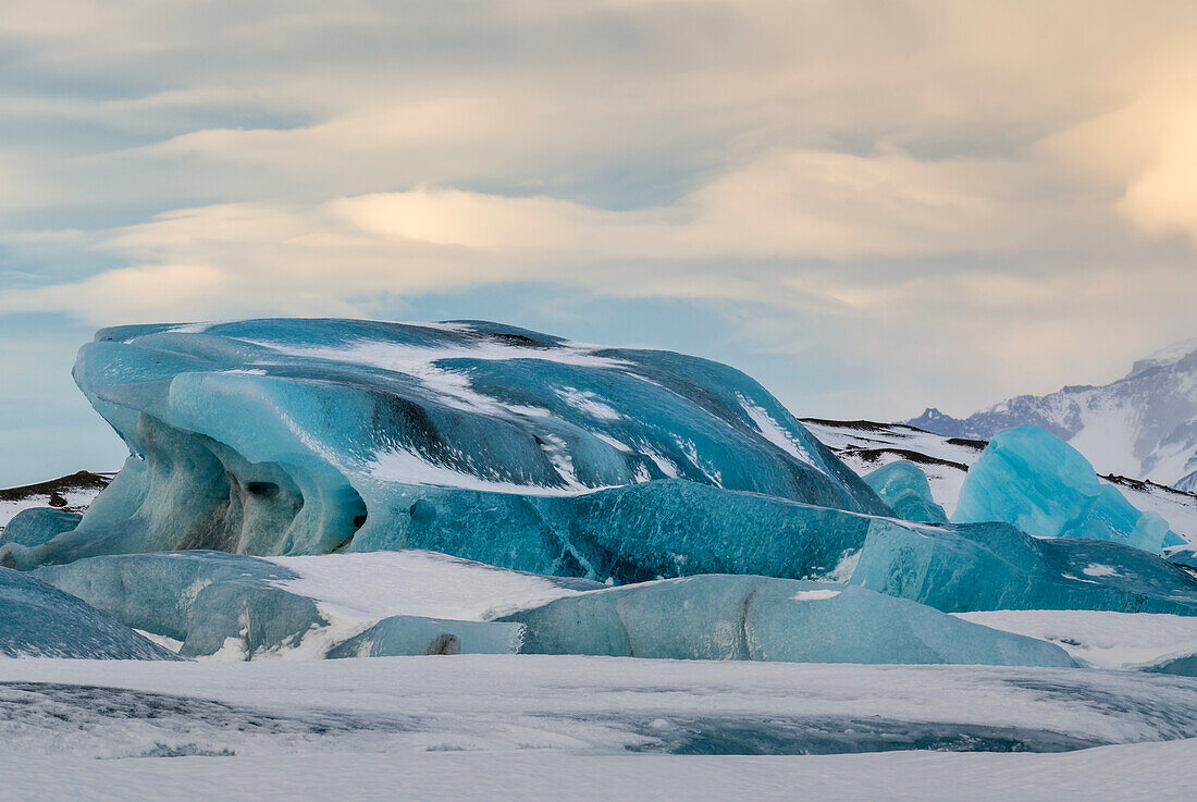 Eisberge in der Gletscherlagune von Jökulsárlón, Island.