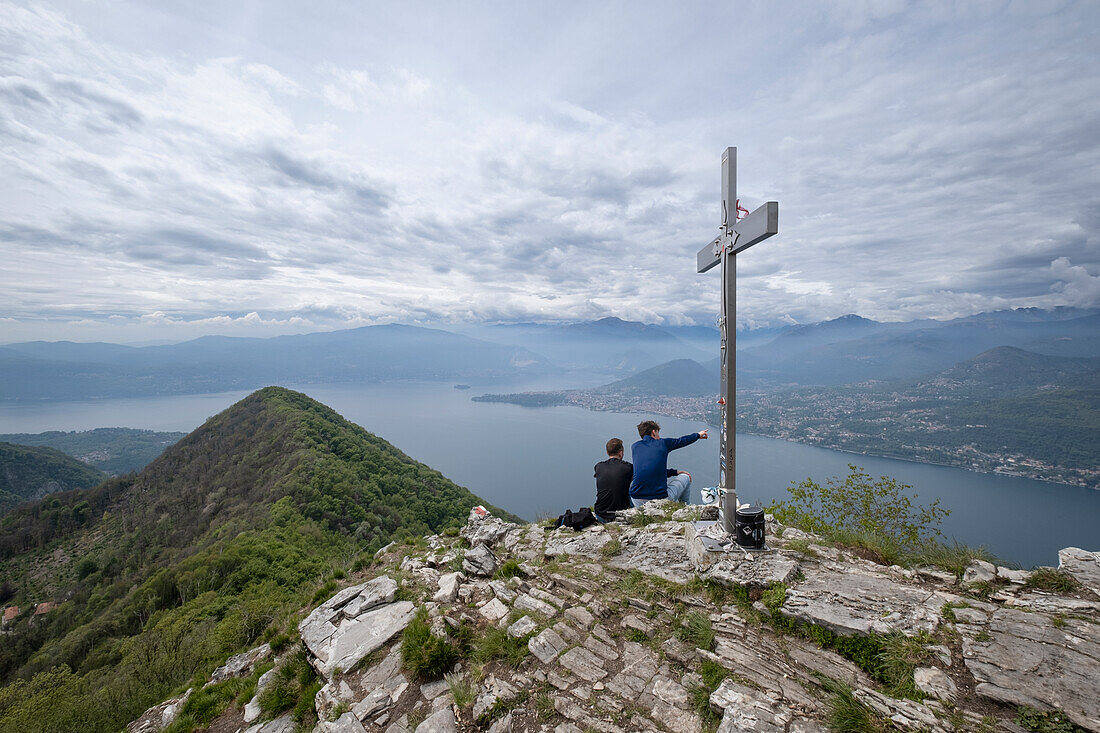 Herrliches Panorama über Lago Maggiore und Monte Rosa vom Pizzoni di Laveno, Piemont, Lombardei, Italien, Europa