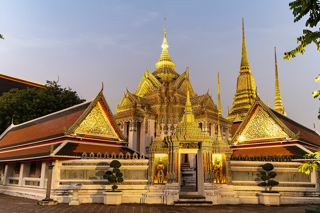 Phra Mondop Bibliothek des buddhistischen Tempel Wat Pho in der Abenddämmerung, Bangkok, Thailand, Asien   