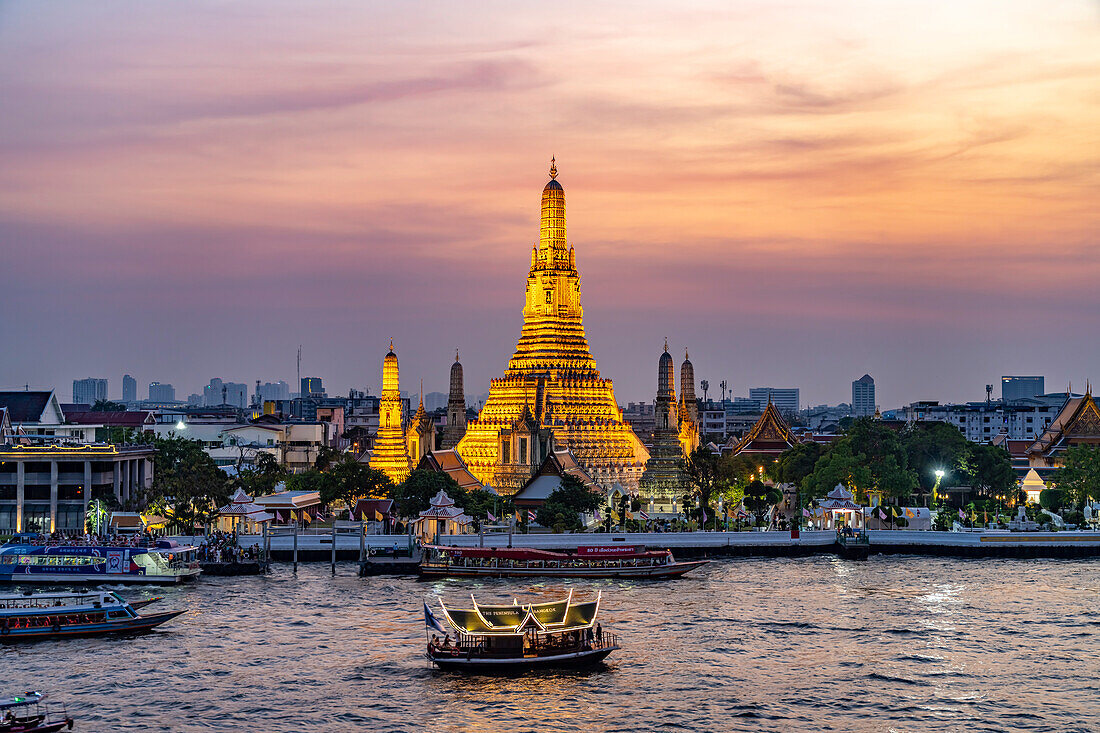 Der buddhistische Tempel Wat Arun oder Tempel der Morgenröte und der Fluss Chao-Phraya  in der Abenddämmerung, Bangkok, Thailand, Asien  