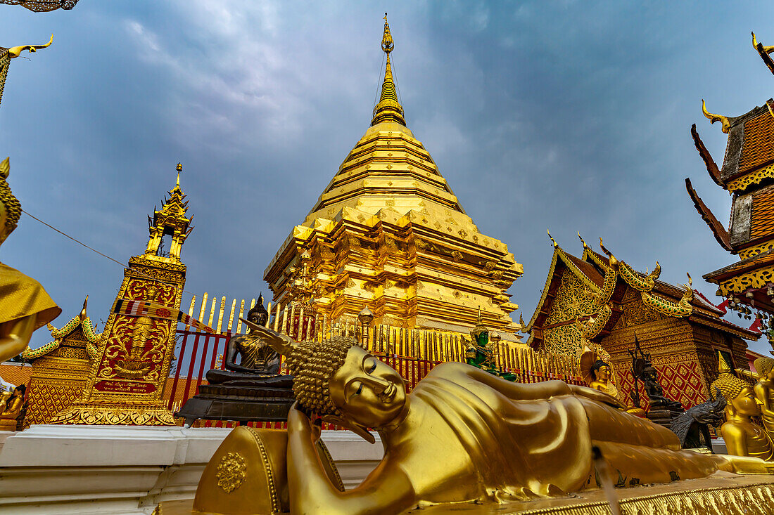 Liegender Buddha und Goldener Chedi der buddhistischen Tempelanlage Wat Phra That Doi Suthep, Wahrzeichen von Chiang Mai, Thailand, Asien  