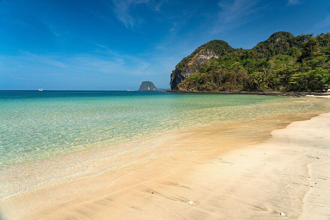Am Strand Farang oder Charlie Beach auf der Insel Koh Mook in der Andamanensee, Thailand, Asien  