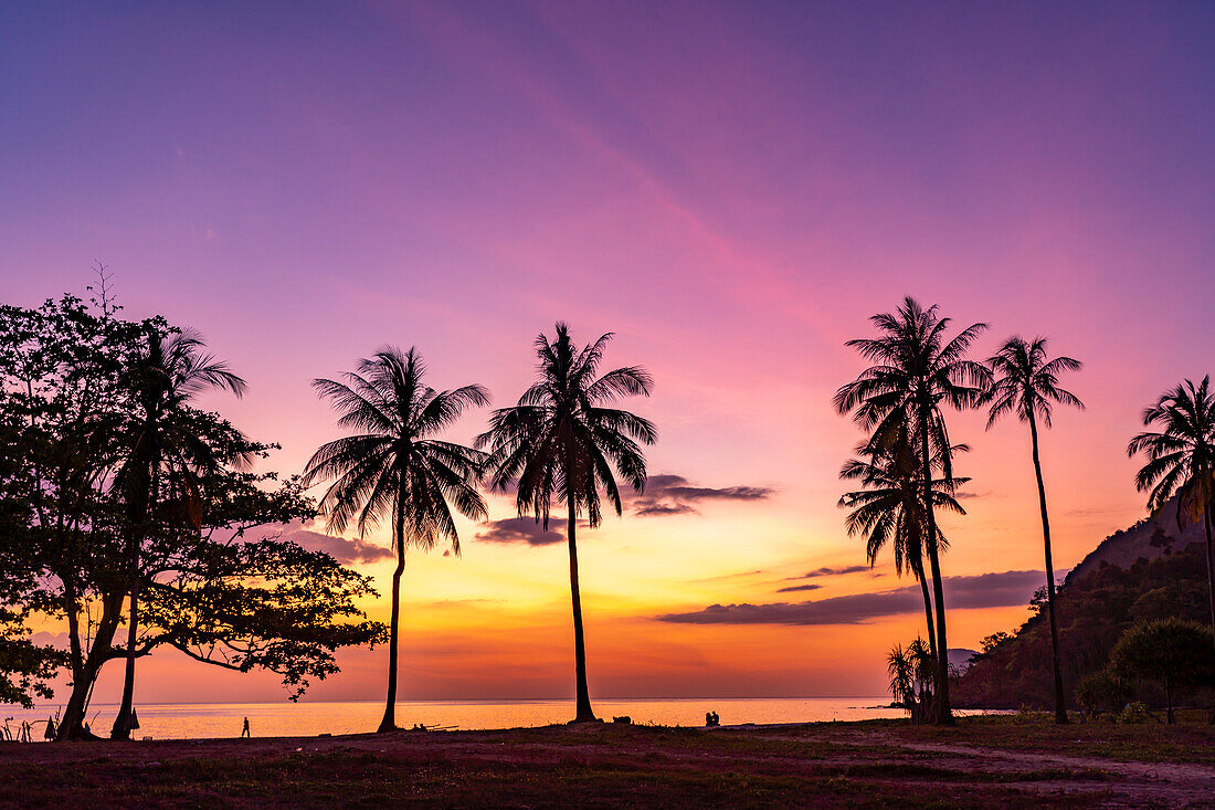 Sonnenuntergang am Strand Farang oder Charlie Beach auf der Insel Koh Mook in der Andamanensee, Thailand, Asien 