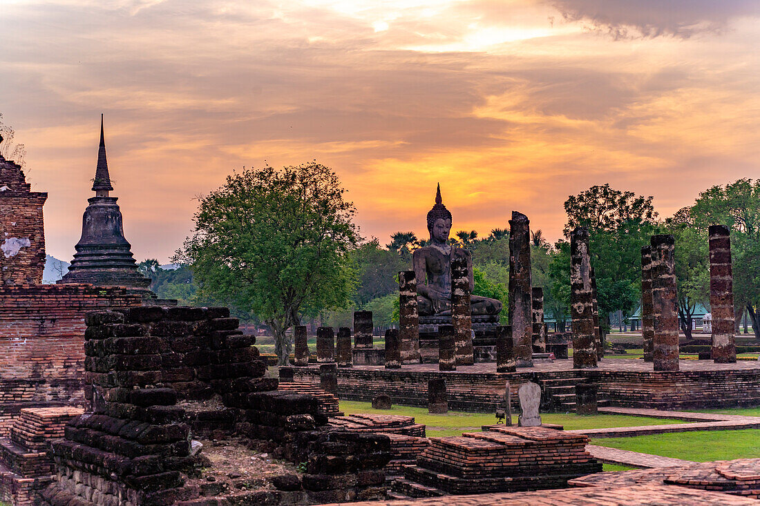 The central Buddhist temple Wat Mahathat at sunset, UNESCO World Heritage Sukhothai Historical Park, Thailand, Asia