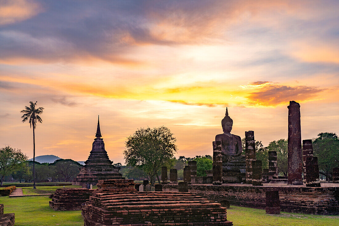 Der zentrale buddhistische Tempel Wat Mahathat bei Sonnenuntergang, UNESCO Welterbe Geschichtspark Sukhothai, Thailand, Asien