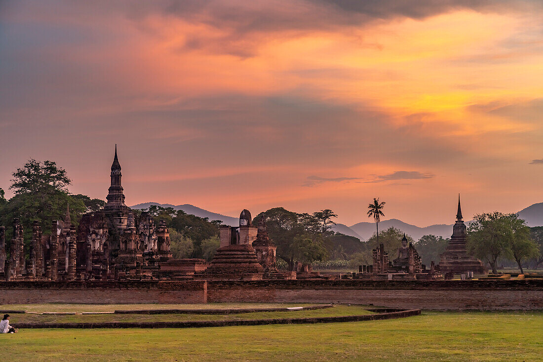 Der zentrale buddhistische Tempel Wat Mahathat bei Sonnenuntergang, UNESCO Welterbe Geschichtspark Sukhothai, Thailand, Asien