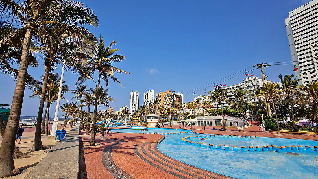 Fußgängerzone und Palmen am Strand von Durban, Durban, Südafrika