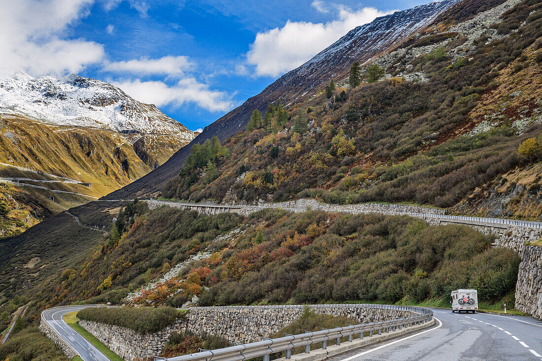 Furka-Passstraße mit fahrendem Wohnmobil, Urner Alpen, Wallis, Schweiz