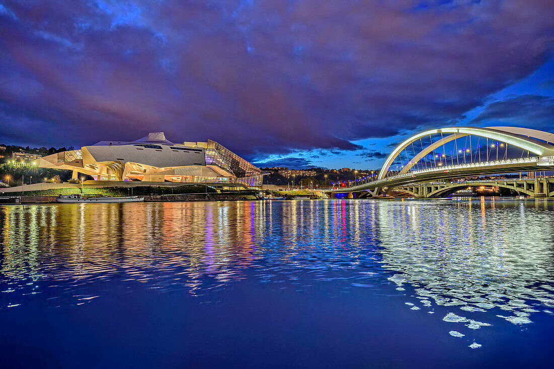 Beleuchtetes Museum Musée des Confluences und Brücke Pont Raymond Barre, Lyon, Auvergne-Rhône-Alpes, Frankreich