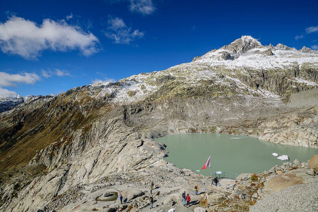 Mehrere Personen wandern zur Rhonequelle, Urner Alpen, Wallis, Schweiz