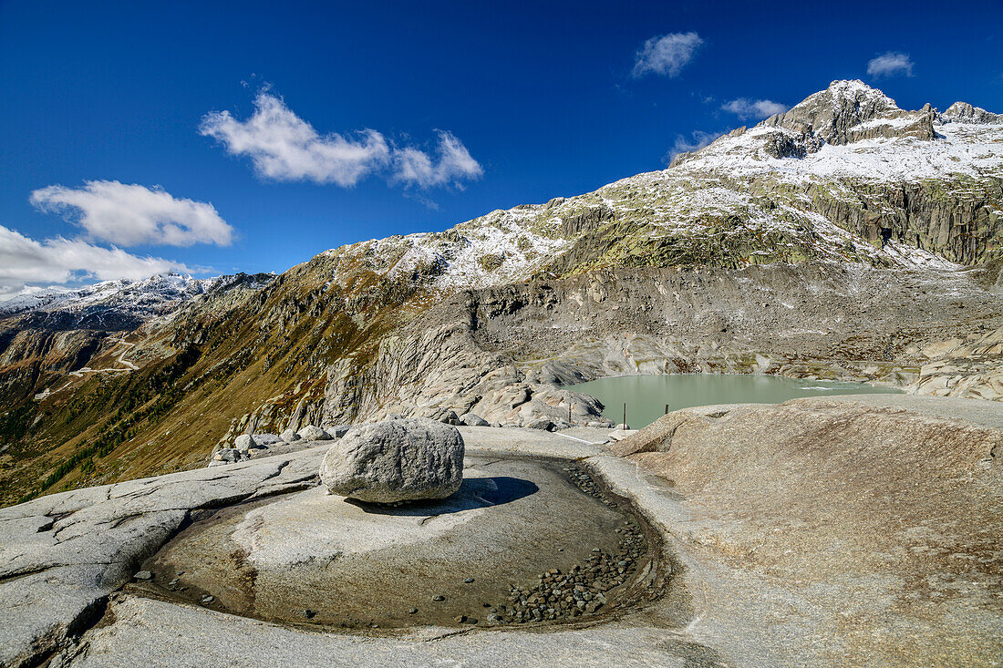 Findling mit Rhonequelle im Hintergrund, Urner Alpen, Wallis, Schweiz
