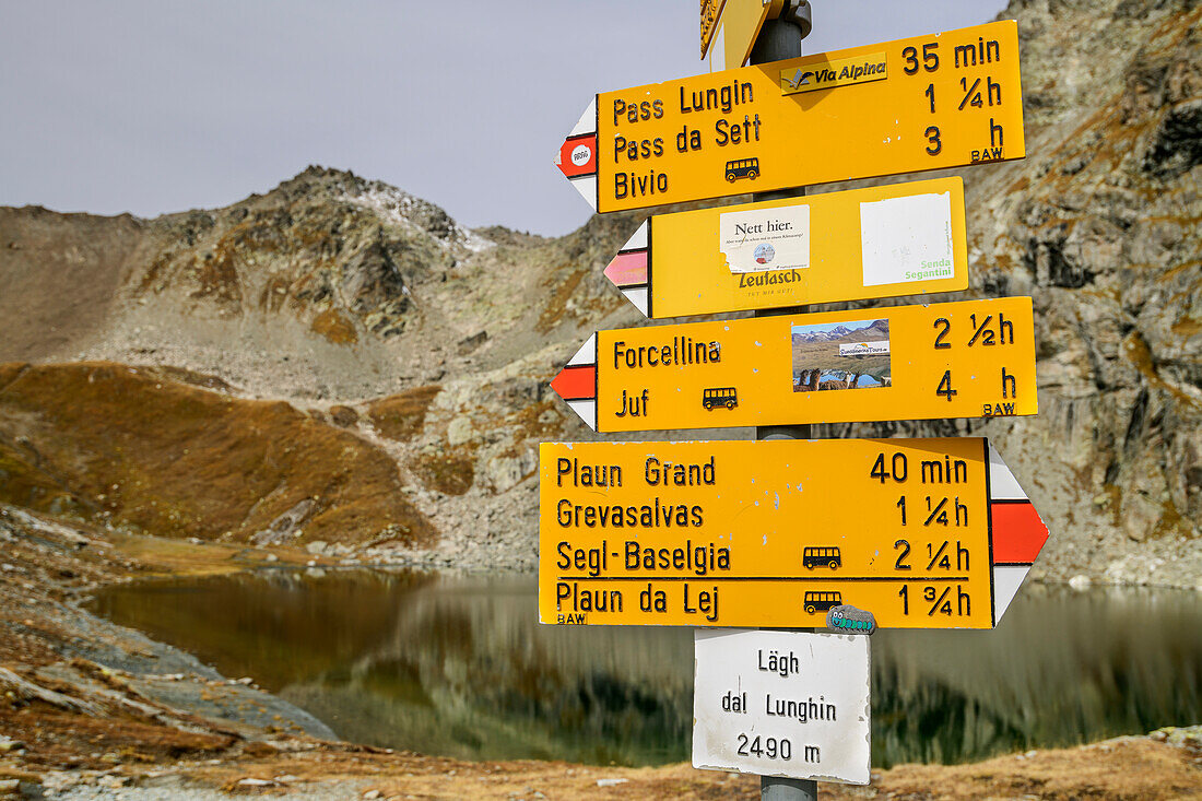Signpost with Lej Lunghin in the background, Lunghinsee, Innquelle, Albula Alps, Graubünden, Switzerland