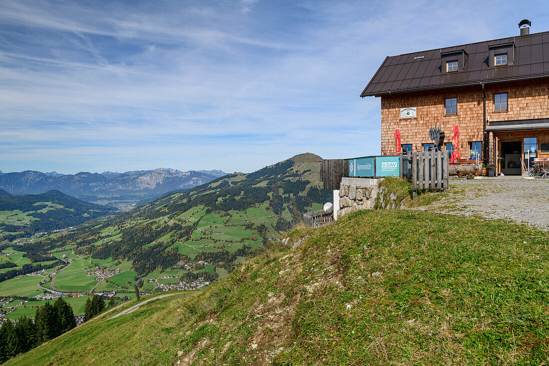 Alpenrosenhütte mit Hohe Salve im Hintergrund, Kitzbüheler Alpen, Tirol, Österreich