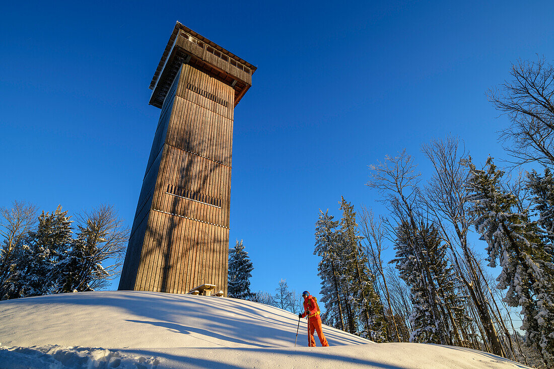 Frau beim Wandern unter Aussichtsturm Kulmspitz, Kulmspitze, Mondsee, Salzkammergut, Salzkammergutberge, Salzburg, Österreich