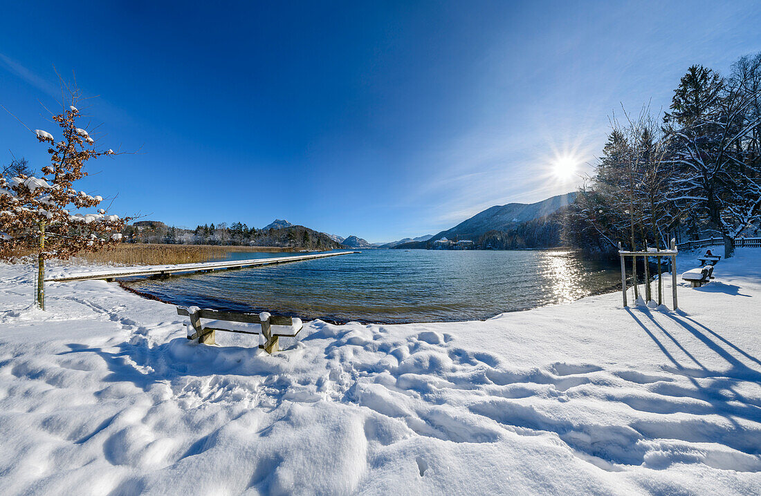 Panorama vom Ufer des Fuschlsee mit schneebedeckter Bank, Fuschlsee, Salzkammergut, Salzkammergutberge, Salzburg, Österreich