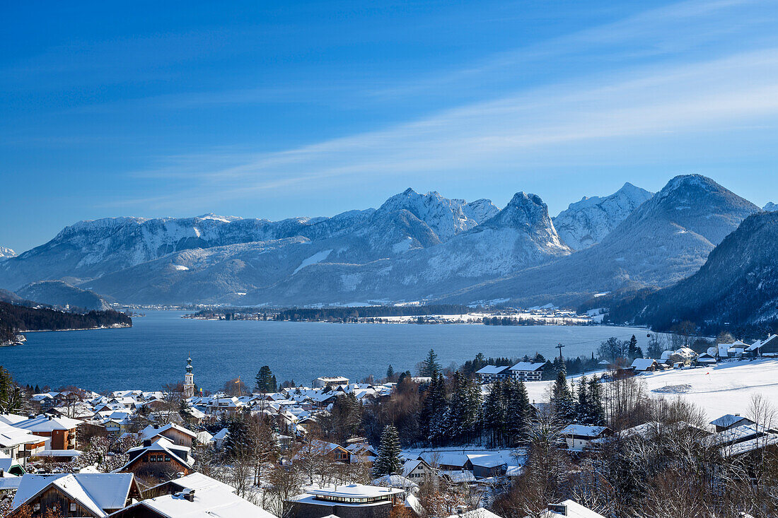 St Gilgen and Wolfgangsee with Salzkammerberg Mountains in the background, Salzkammergut, Salzkammergut Mountains, Salzburg, Austria