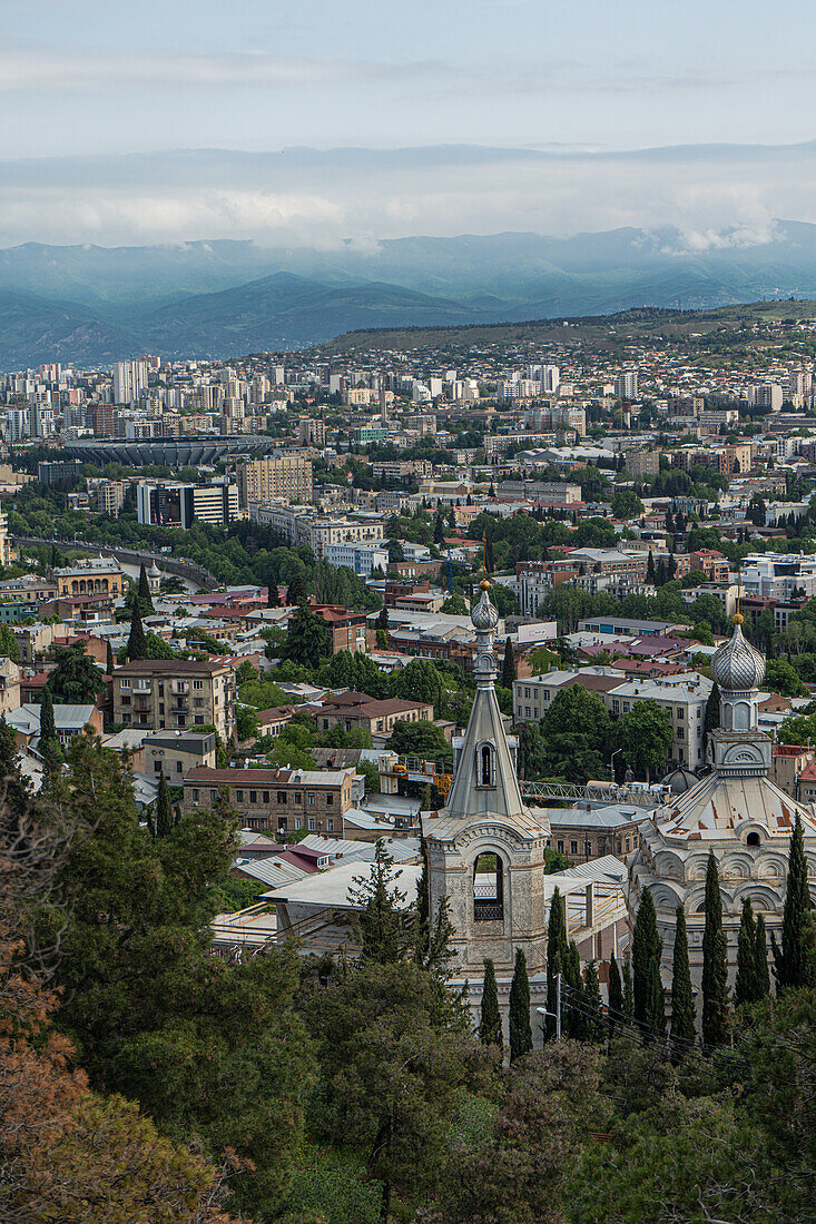 Das Stadtbild von Tiflis vom Mtatsminda Hügel aus gesehen, Georgien, Europa