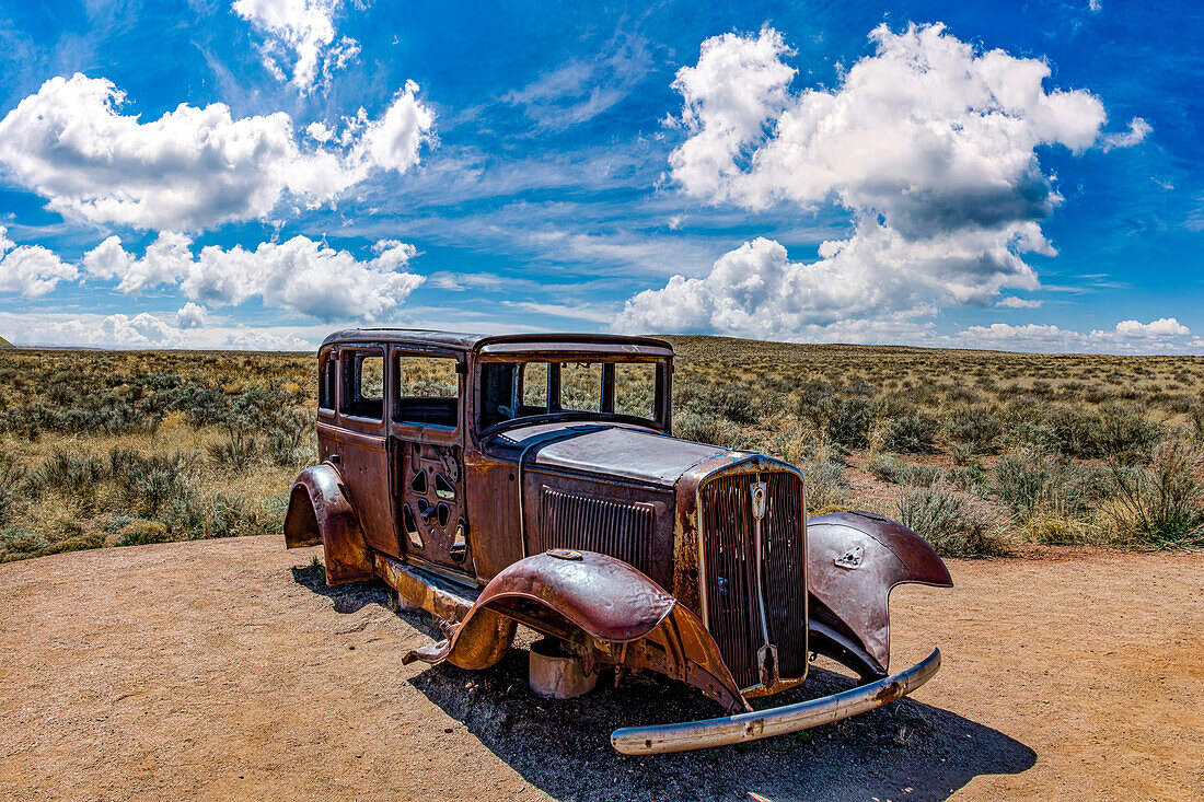 1932 Studebaker liegt an der ehemaligen Route 66 durch den Petrified-Forest-Nationalpark, Arizona, USA