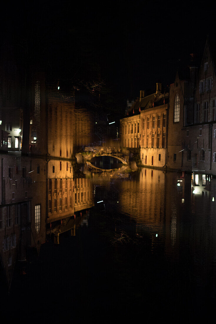 Spiegelung historischer Gebäude im Wasser, UNESCO-Stadt Brügge, Belgien.