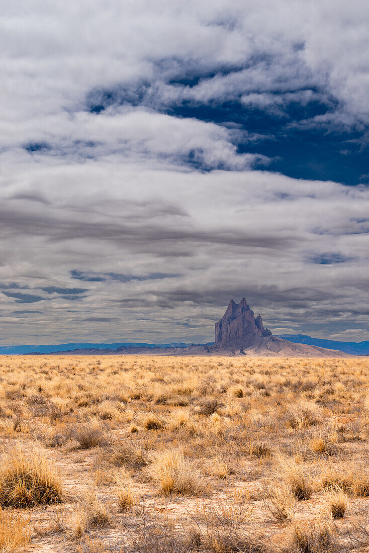 Fernsicht auf den Shiprock Mountain im Navajo-Nation, New Mexico, USA
