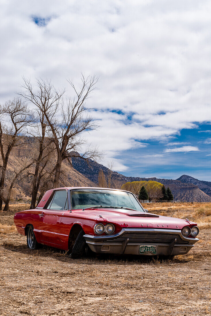 Verlassenes Auto vor einem Pfandhaus in Cortez, Colorado.