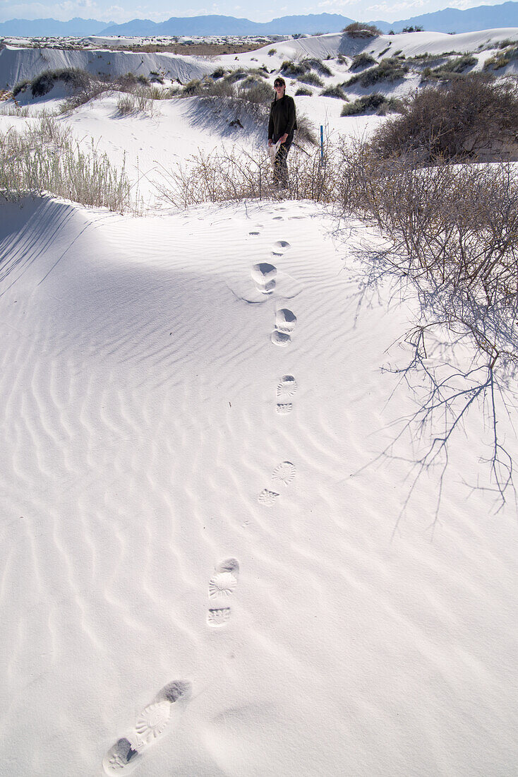 Frau geht auf Sanddünen im White Sands National Park, New Mexico, USA