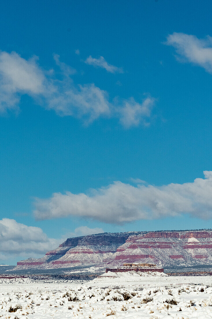 Schneebedeckte Wüstenlandschaft in Utah, USA.