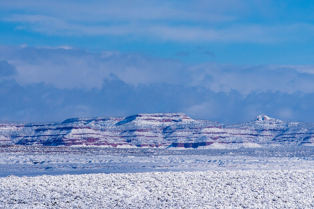 Schneebedeckte Wüstenlandschaft in Utah, USA.