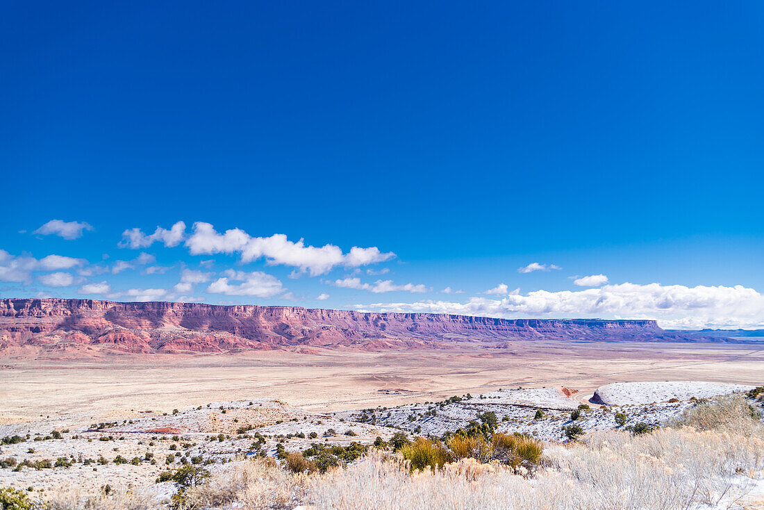 Das Vermillion Cliffs National Monument am Horizont der Wüste von Arizona.