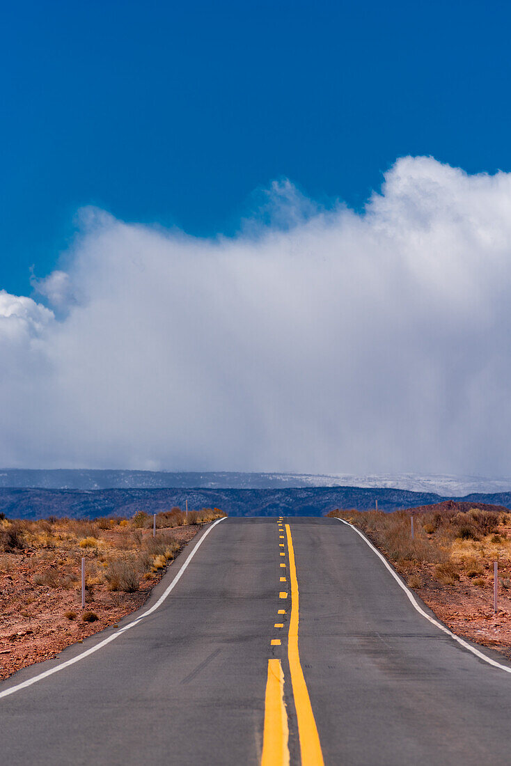 Eine Straße, die durch die Wüste von Arizona führt