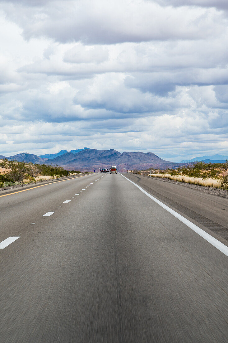 Straße durch Mojave-Wüste, Nevada, USA