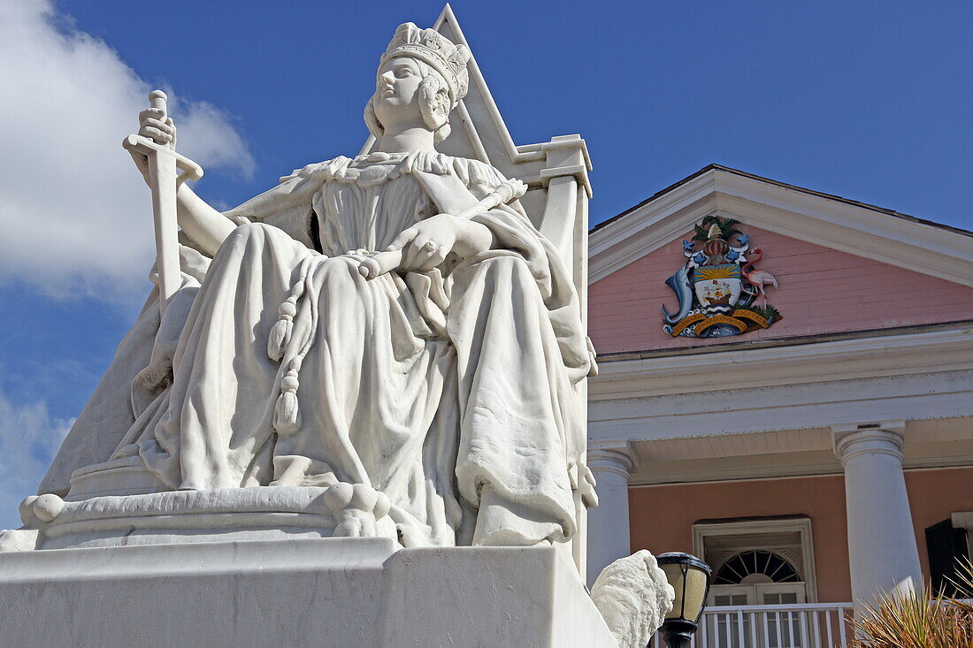 Statue von Queen Victoria mit dem Senate Building, Parliament Square, Nassau, Insel New Providence, The Bahamas