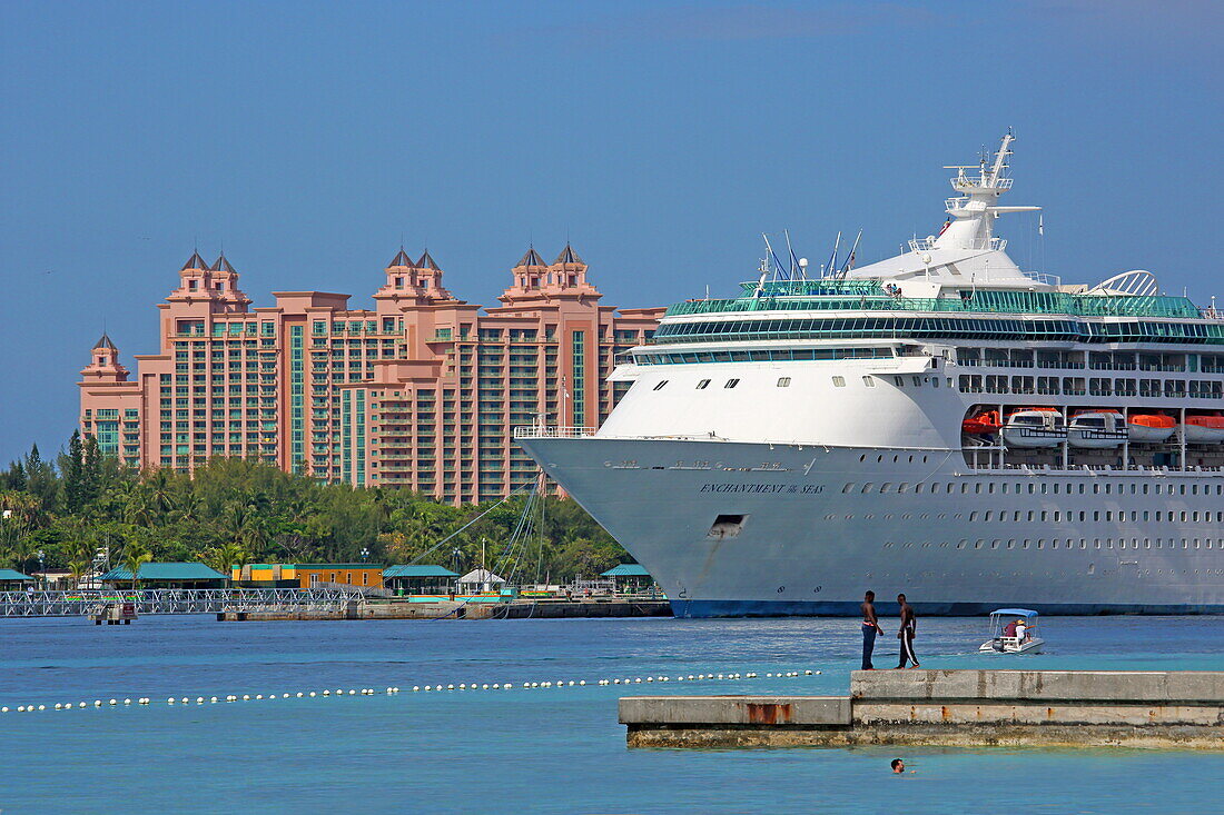 Junkanoo Beach und Kreuzfahrtschiff im Hafen von Nassau, Insel New Providence, The Bahamas