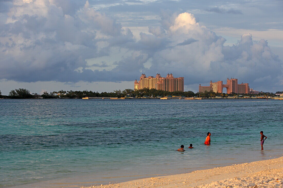 Public Beach am Esplanade Way mit Blick auf Atlantis Paradise Island Resort, Nassau, Insel New Providence, The Bahamas