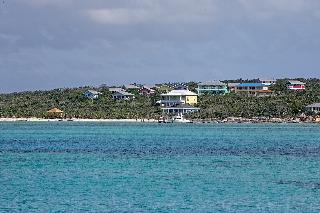 Blick auf die Küste mit Clarence Town, Insel Long Island, The Bahamas